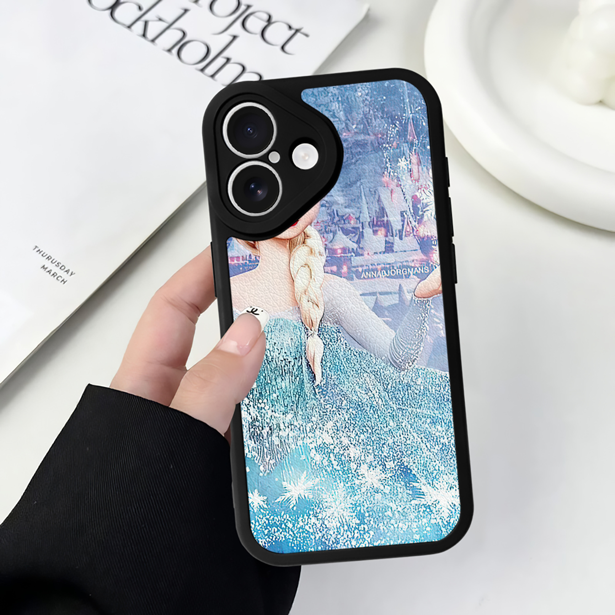 （画像用） アナと雪の女王 アンナ エルサ Frozen Anna Elsa 【iPhone 16シリーズ対応】シリコンスマホケース（レザー調） 材質：シリコン